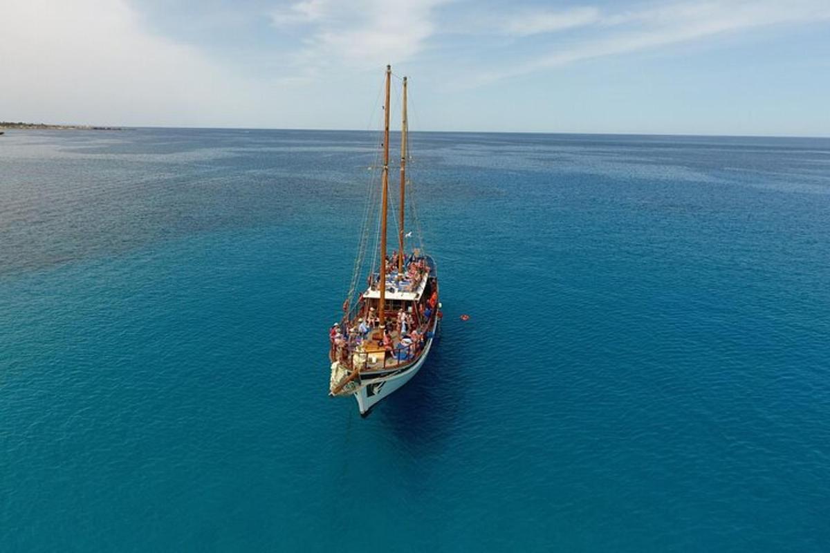 una barca in mezzo all'acqua