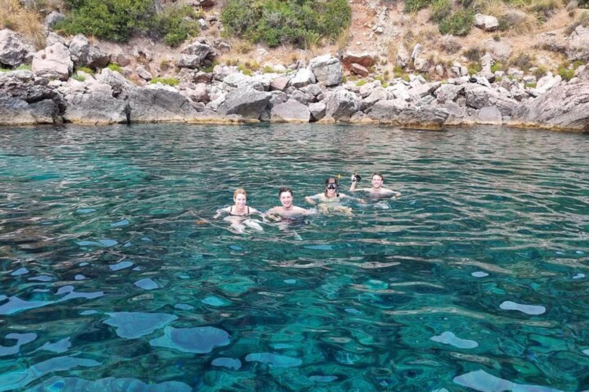 група људи који пливају у води
