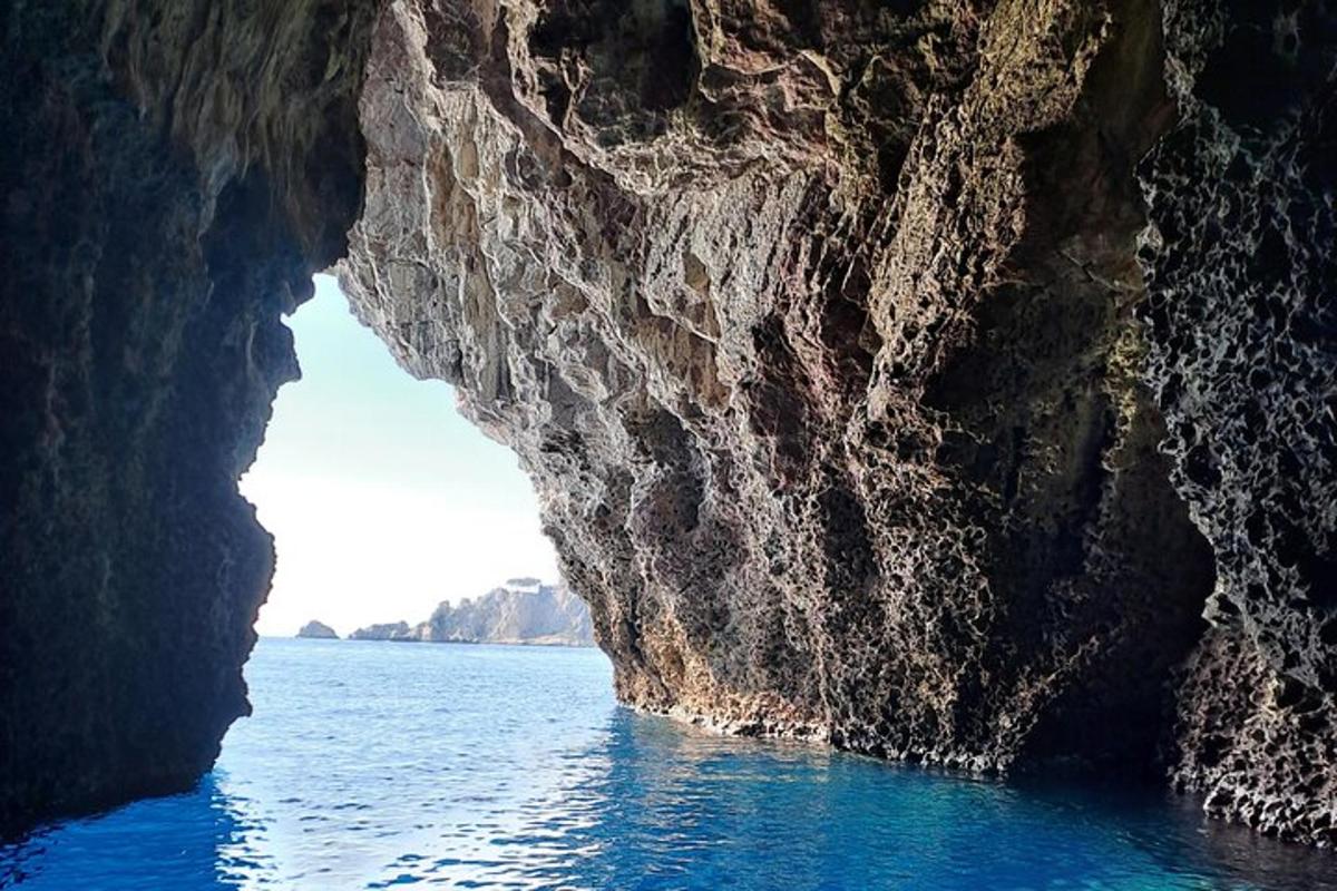 μια θέα του νερού από μέσα σε μια σπηλιά