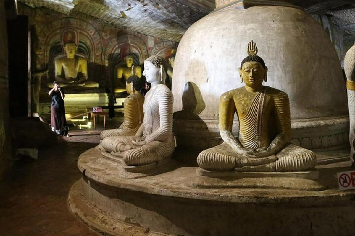 um grupo de estátuas de pessoas sentadas em meditação