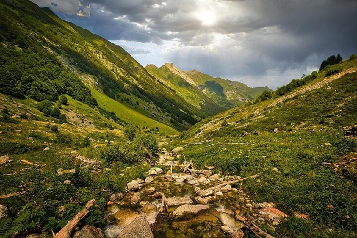 ein Blick auf ein Tal in einer Bergkette