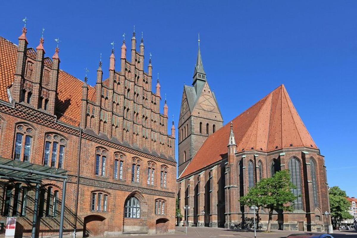 velká cihlová budova s věží a kostelem