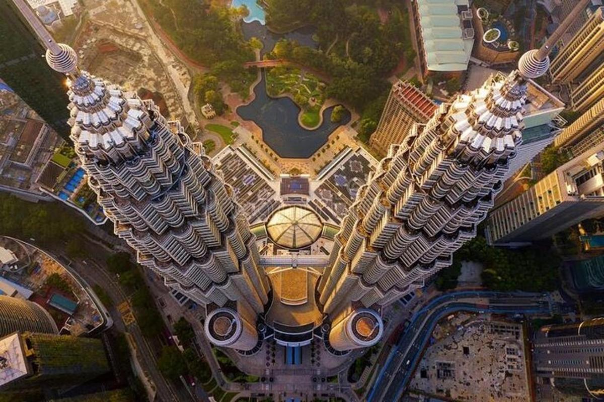 una vista dall'alto di un grande edificio in una città