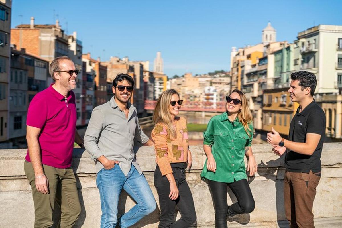 un gruppo di persone in piedi su un ponte