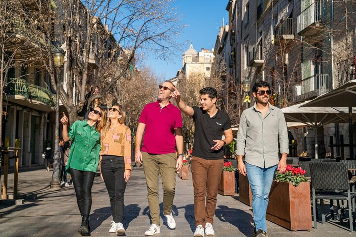 un gruppo di persone che camminano lungo una strada