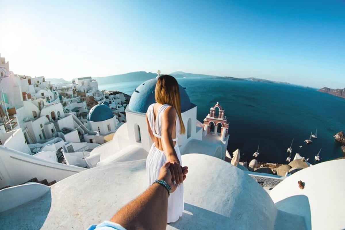 μια γυναίκα που κάθεται σε ένα περβάζι κοιτάζοντας τον ωκεανό
