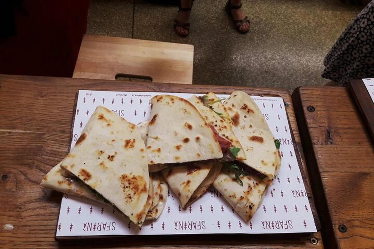 vier Stücke Pizza auf einem Teller auf einem Tisch