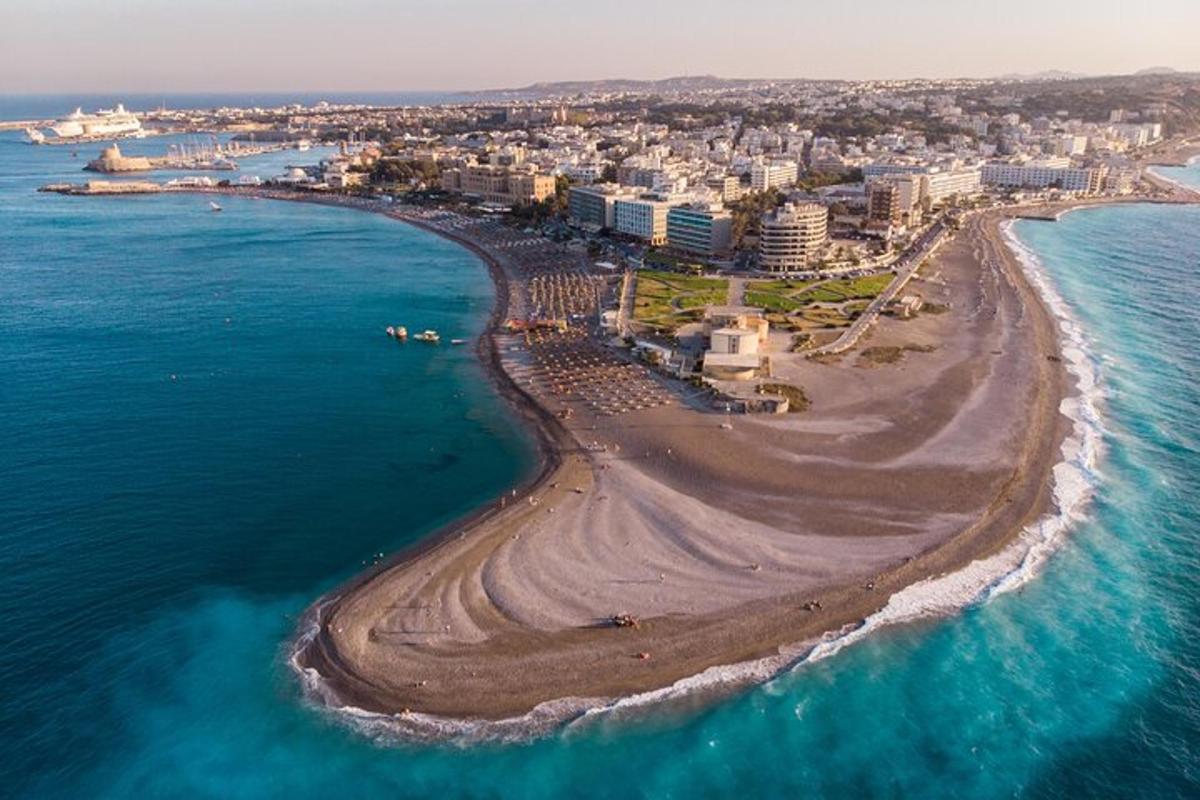 una vista aerea di una spiaggia e dell'oceano