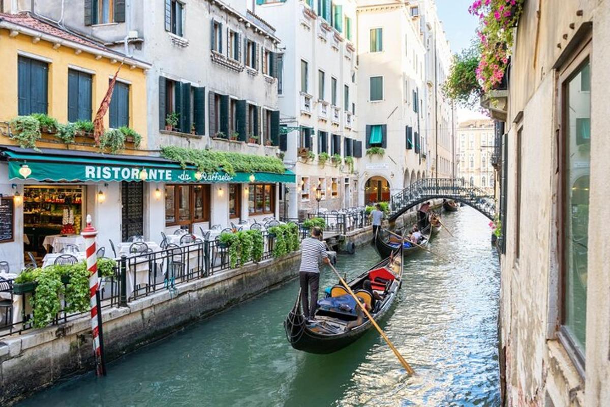 một nhóm thuyền gondola trên một con kênh trong thành phố