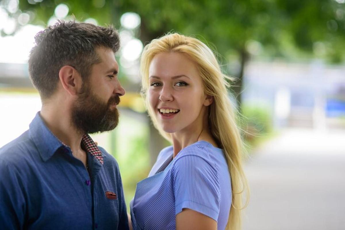 muž a žena stojící vedle sebe