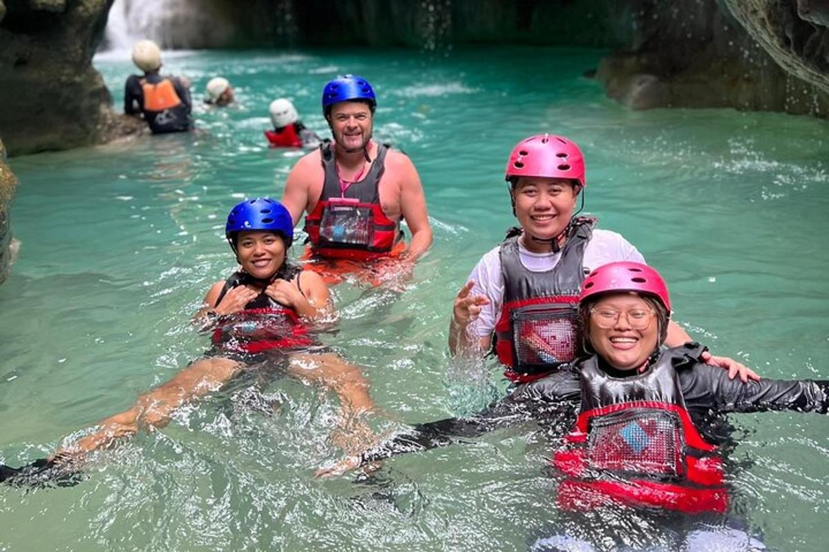 un gruppo di persone in acqua che indossano caschi