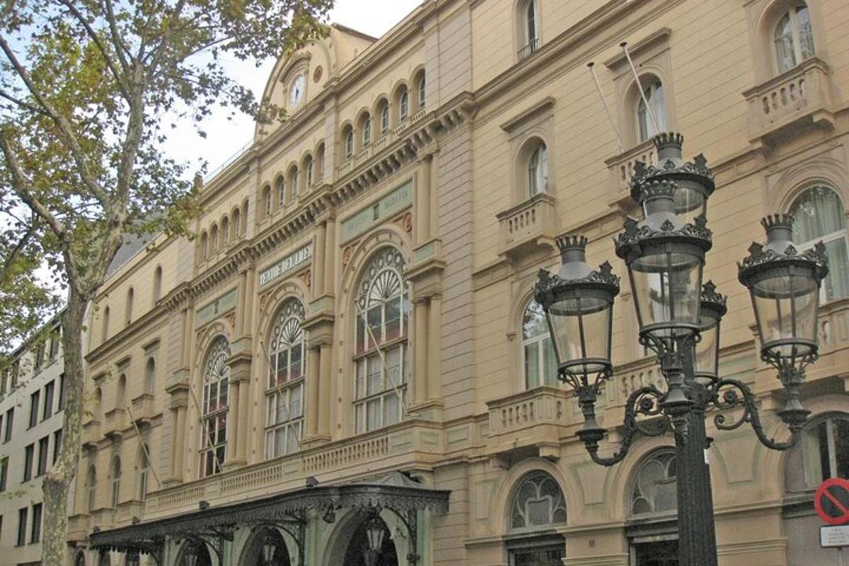 un edifici amb un fanal davant