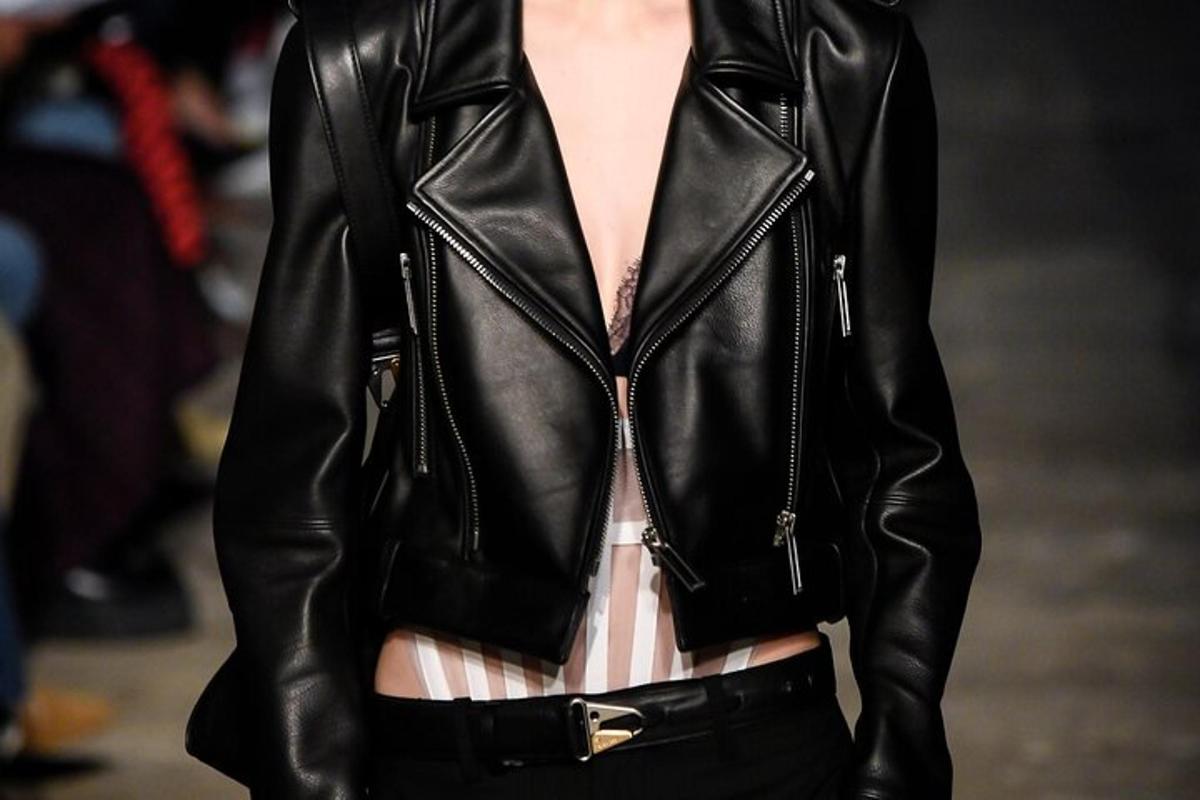 una modella sfila in passerella alla sfilata di Fendi