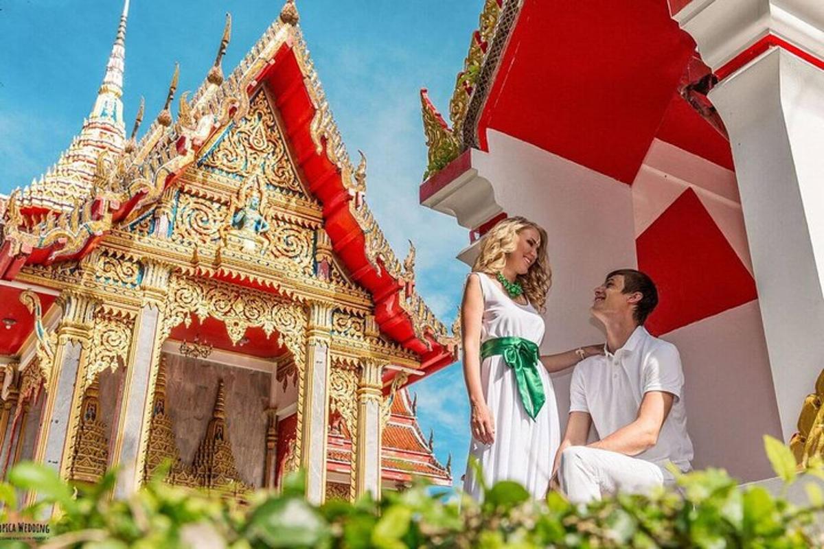 một người đàn ông và một người phụ nữ đang ngồi trước một tòa nhà
