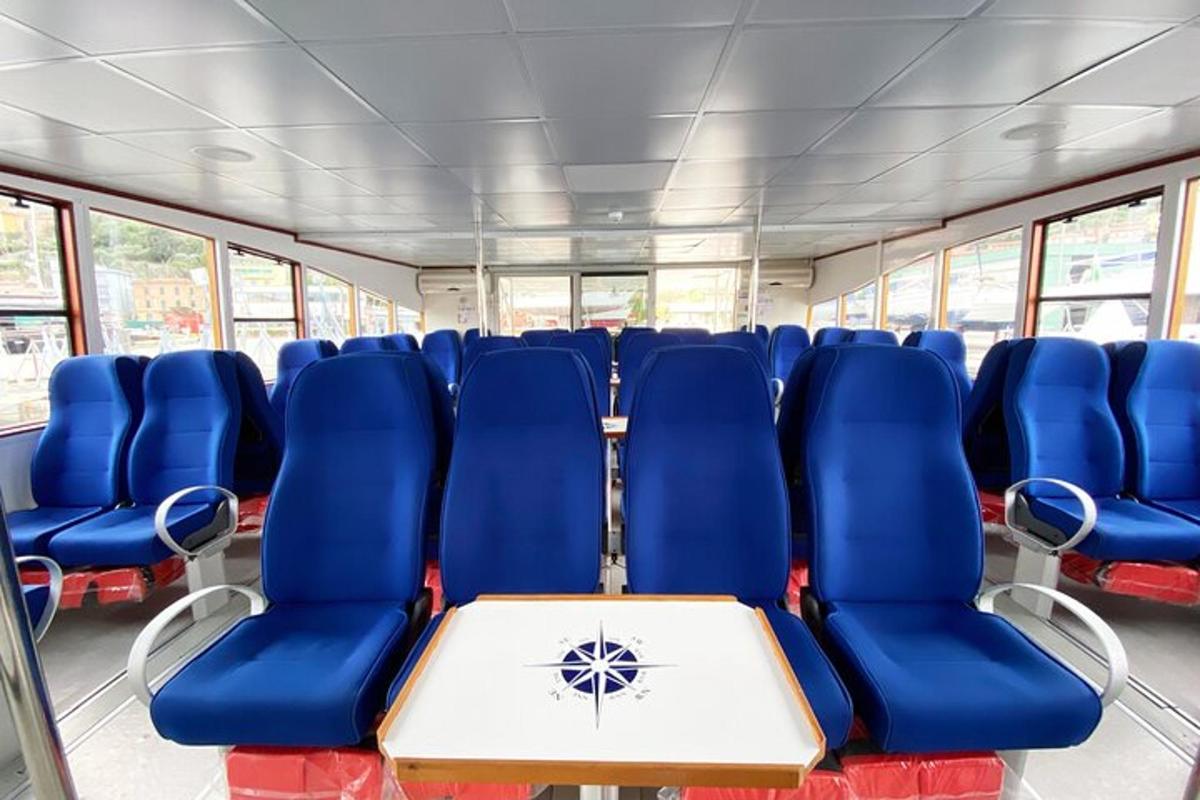 um ônibus vazio com assentos azuis e uma mesa