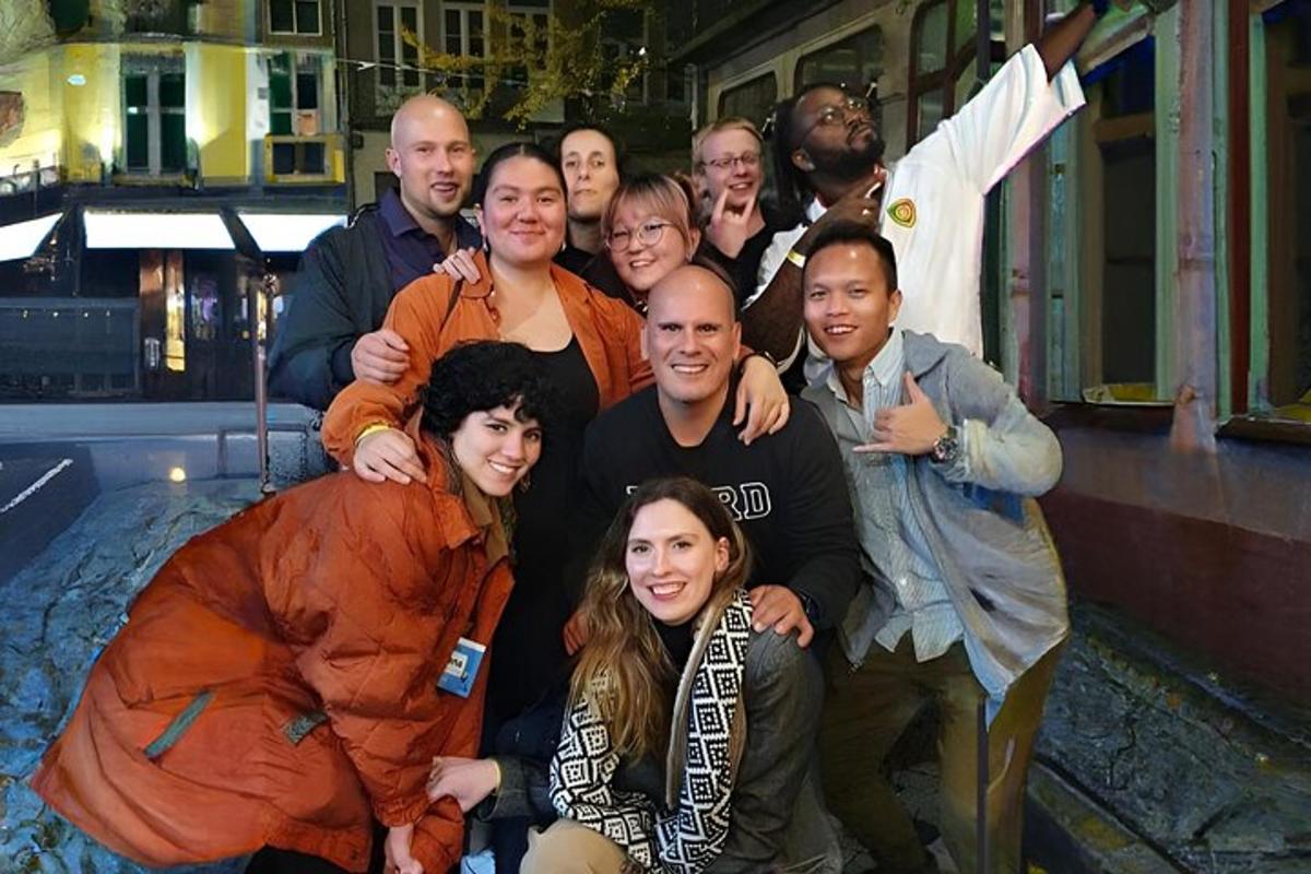 en gruppe mennesker som poserer for et bilde