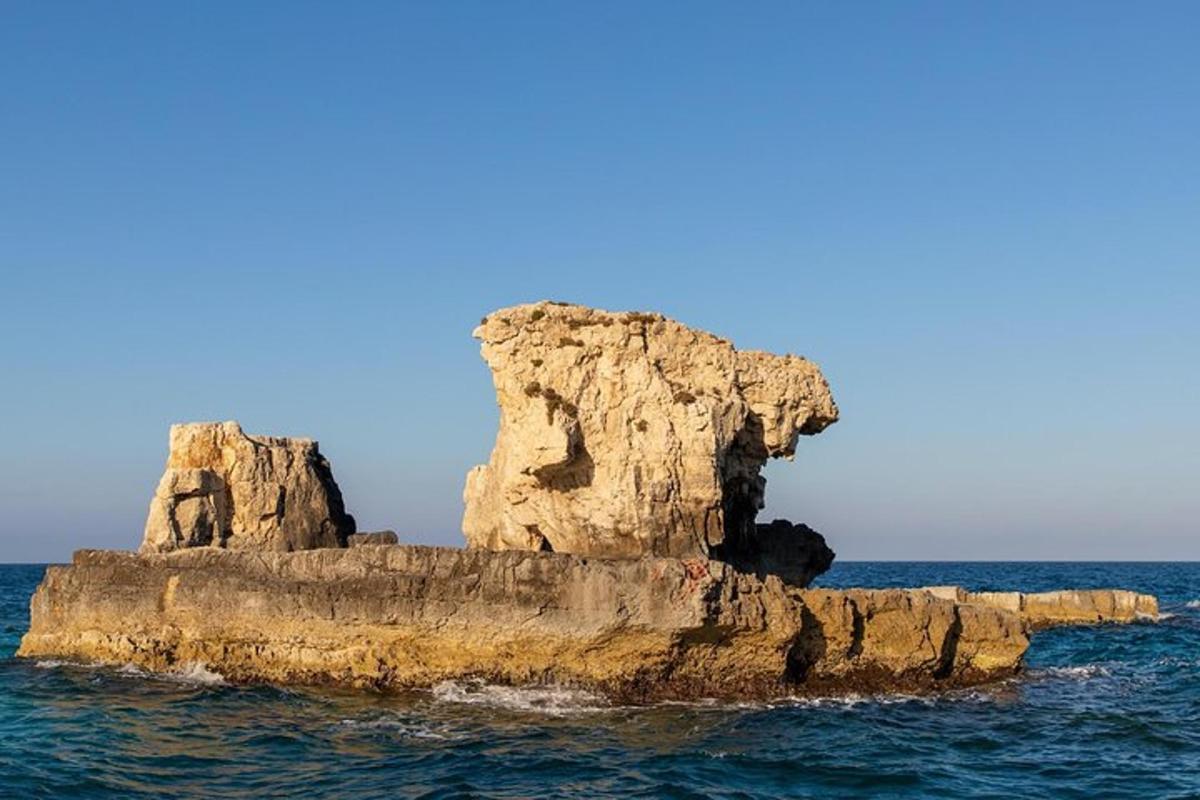 batu di lautan dengan seseorang di atasnya