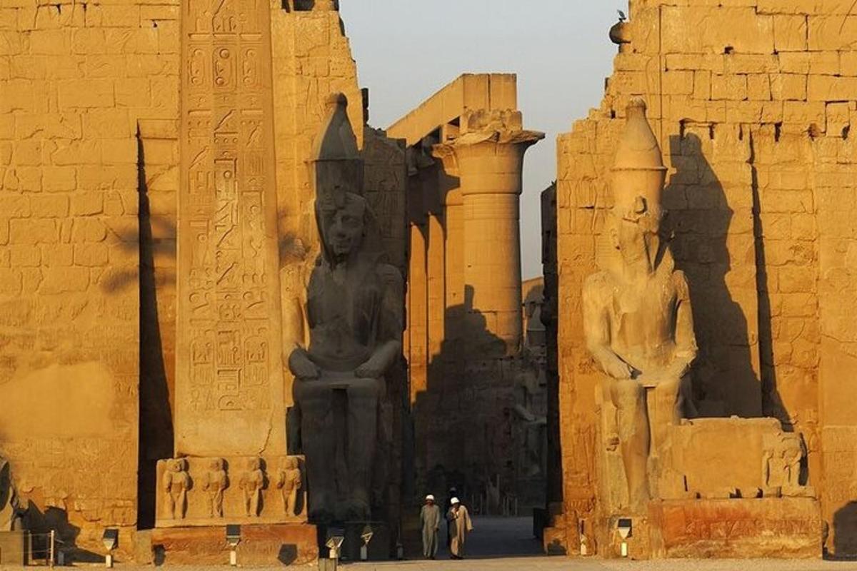 un grup de persones dretes davant d'un edifici antic