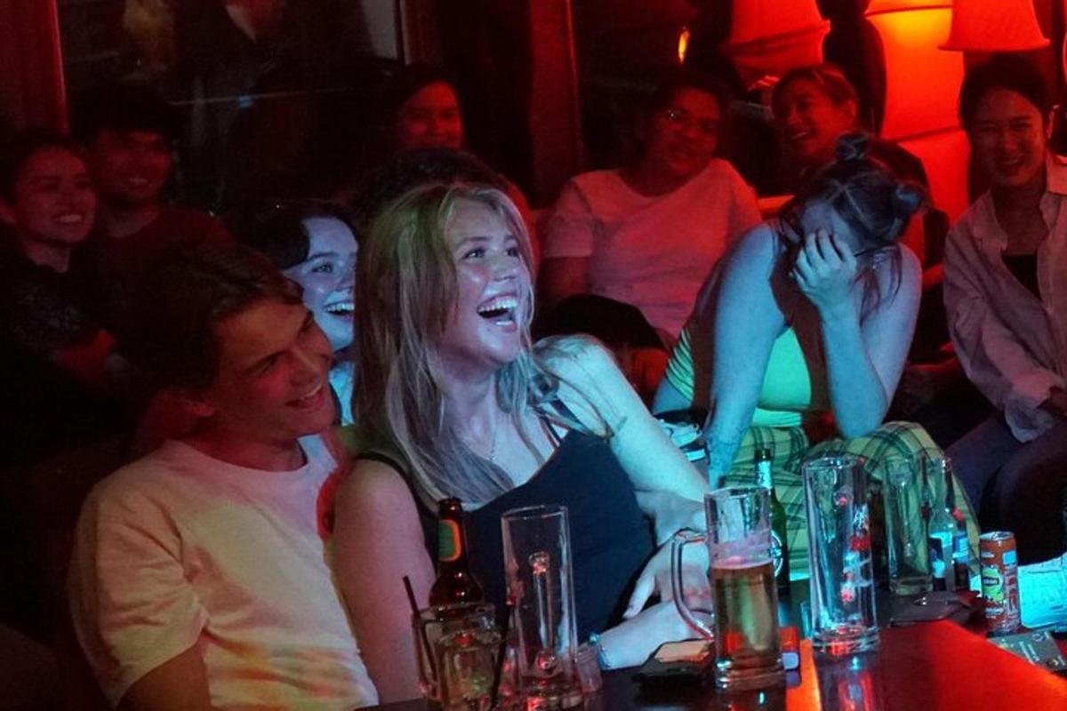 hópur fólks situr á bar