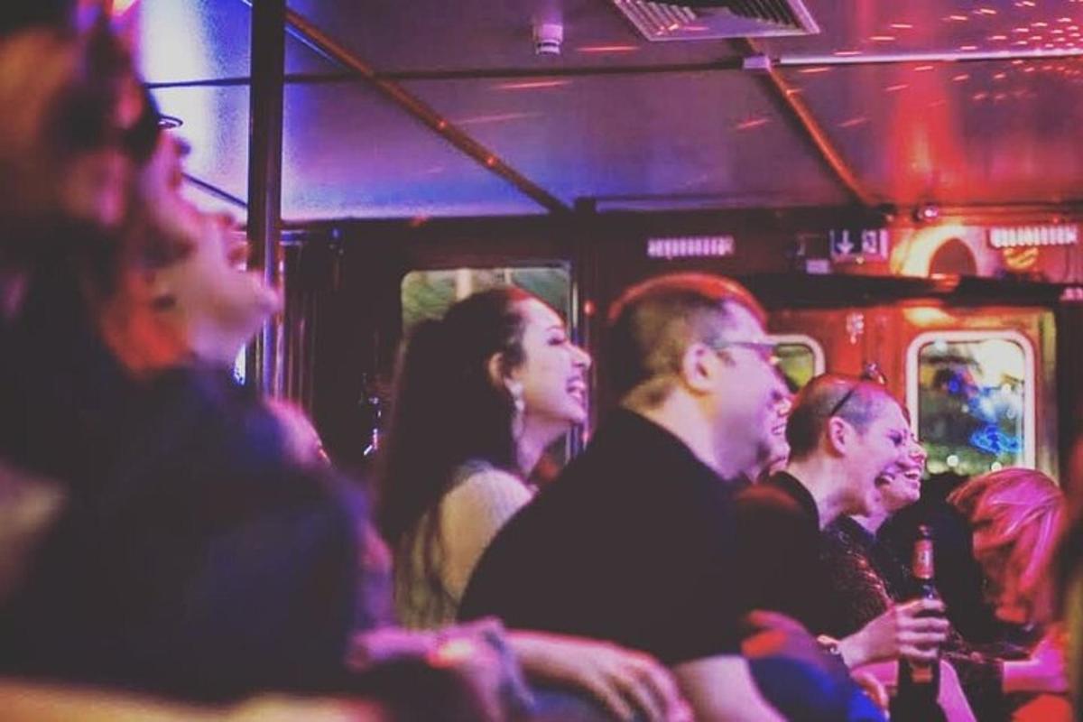hópur fólks situr í strætó