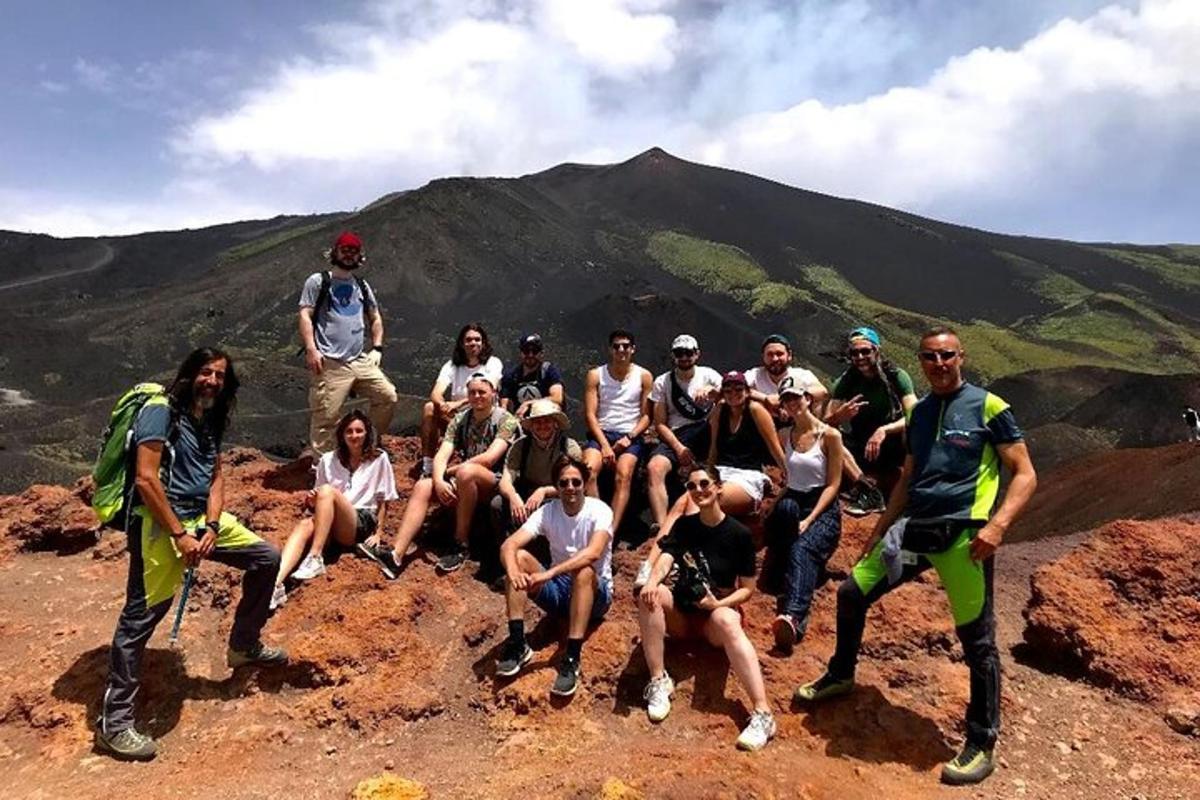 un gruppo di persone in posa per una foto su una montagna