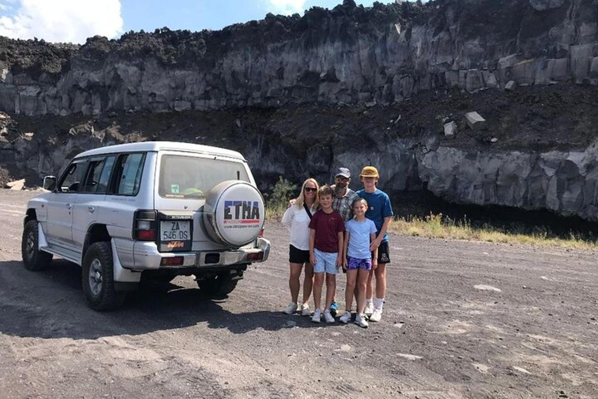 družina stoji pred belim kombijem
