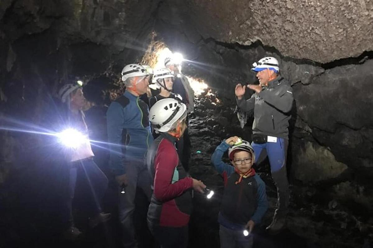 un gruppo di persone in piedi in una grotta