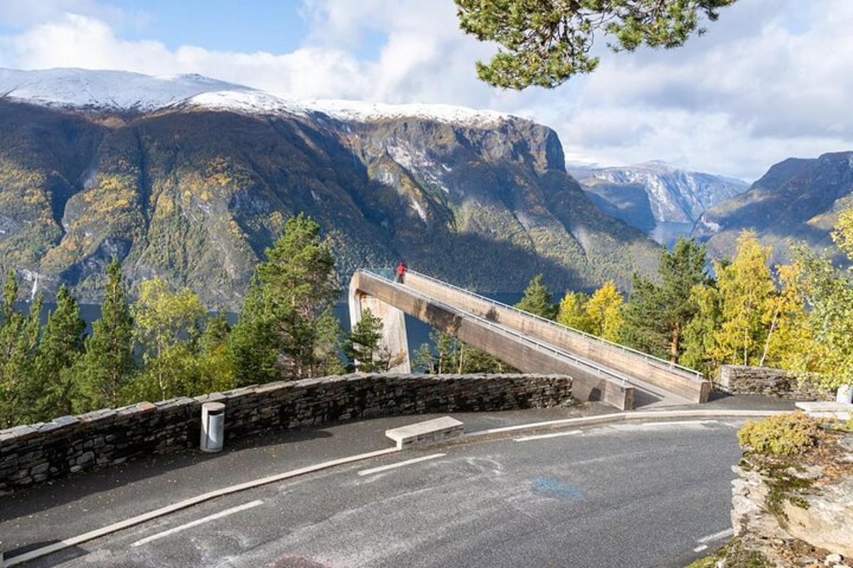 eine kurvenreiche Straße mit einem Berg im Hintergrund