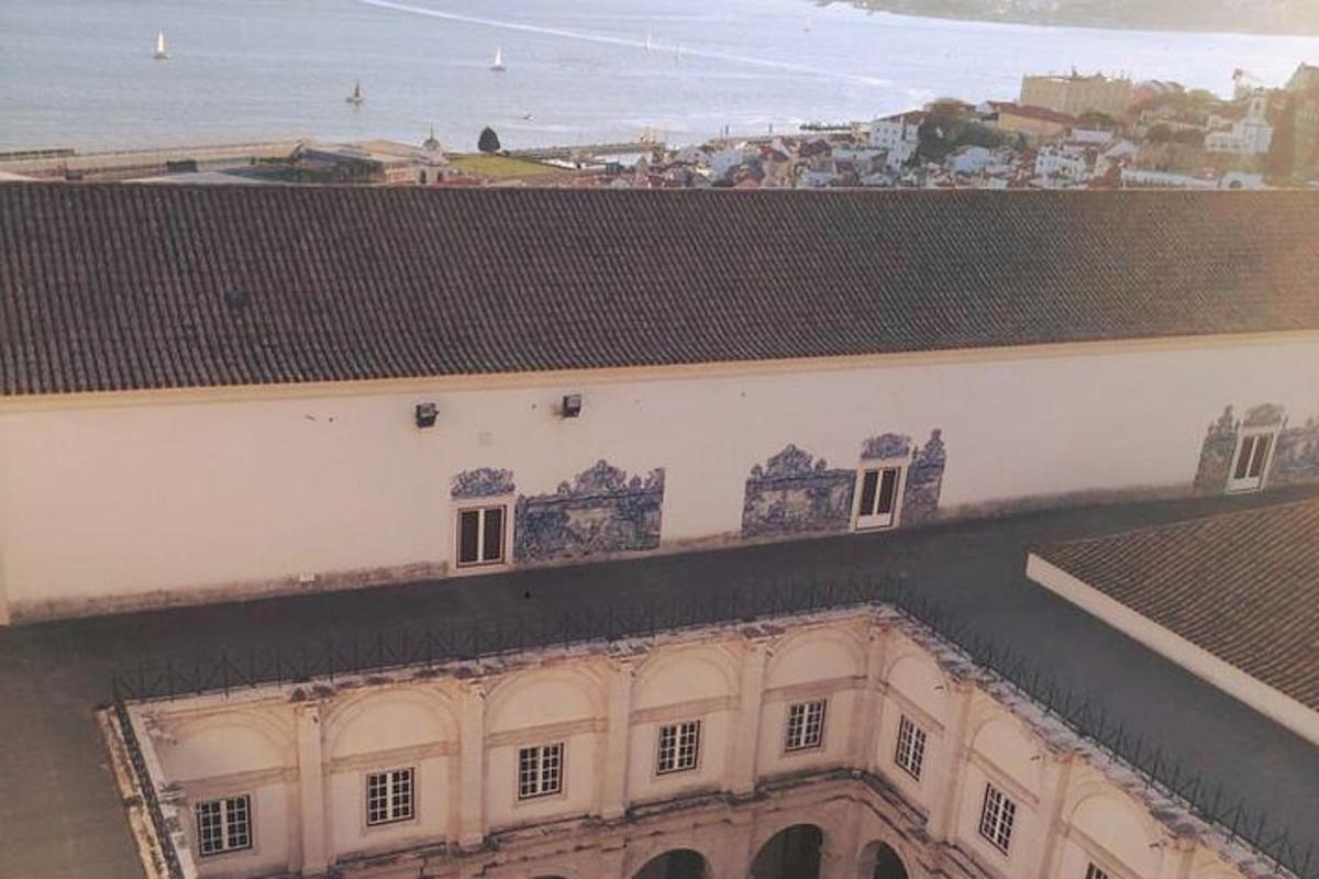 ένα παλιό κτίριο με θέα στον ωκεανό