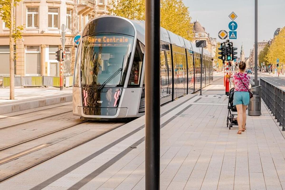 trammi kõrval kõnnib lapsevankriga naine