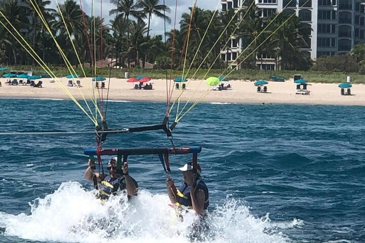 un gruppo di persone su una barca in acqua