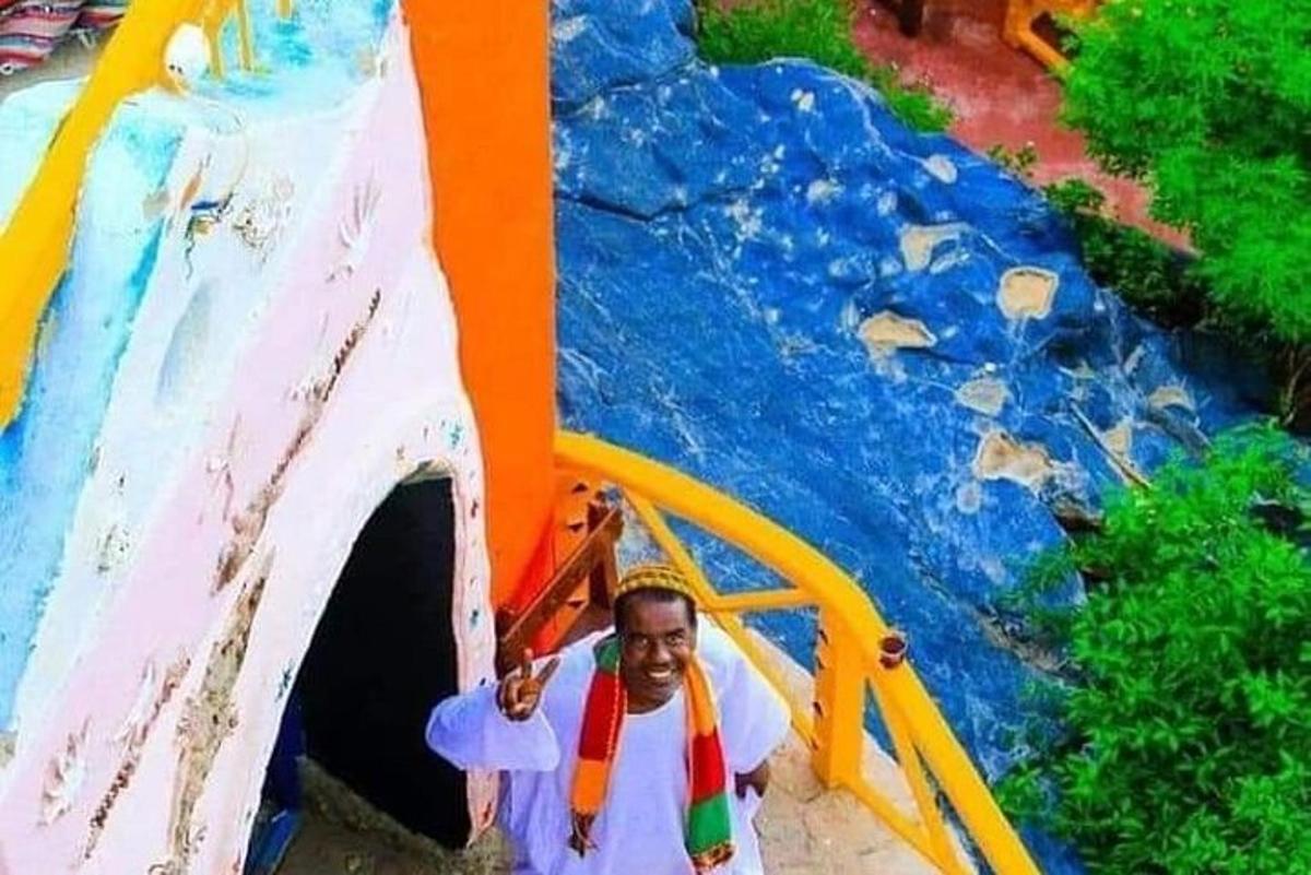 seorang lelaki sedang berdiri di dalam sebuah gelongsor air