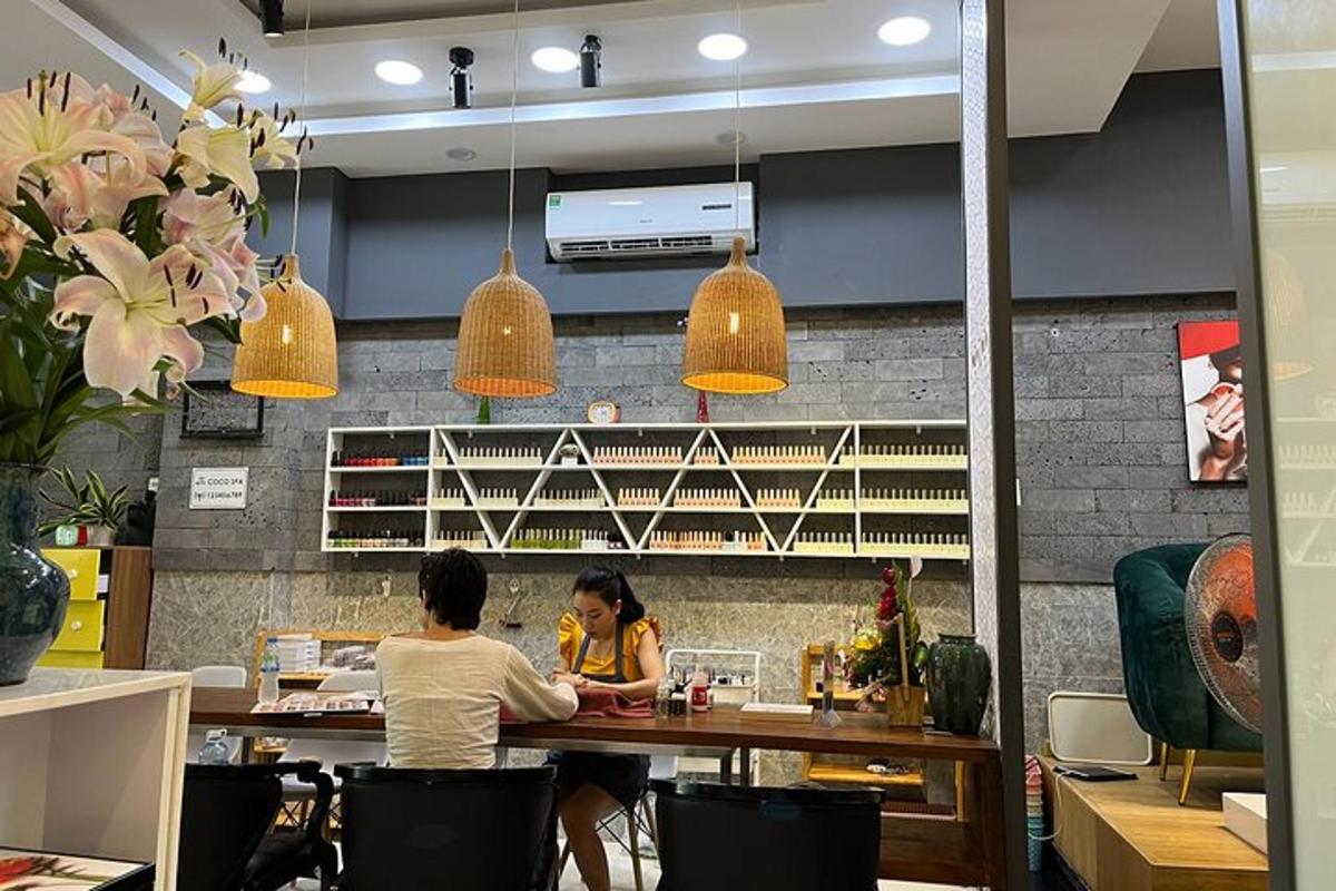 dwie kobiety siedzące przy stoliku w restauracji