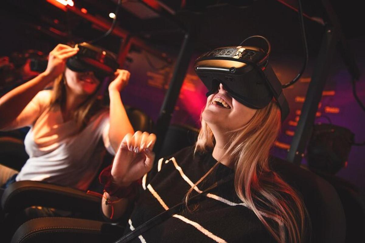 dues dones assegudes en un teatre amb ulleres de realitat virtual
