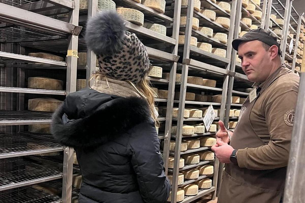 žena držící ptáka na zádech v pekárně