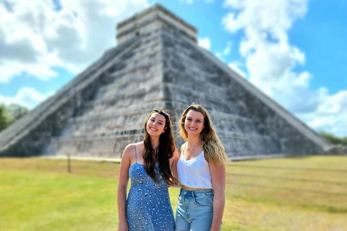 twee vrouwen staan voor een piramide