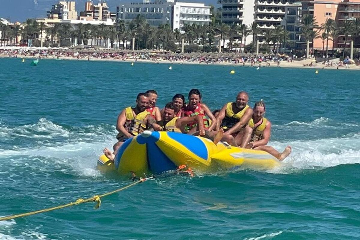 um grupo de pessoas andando de jet ski na água