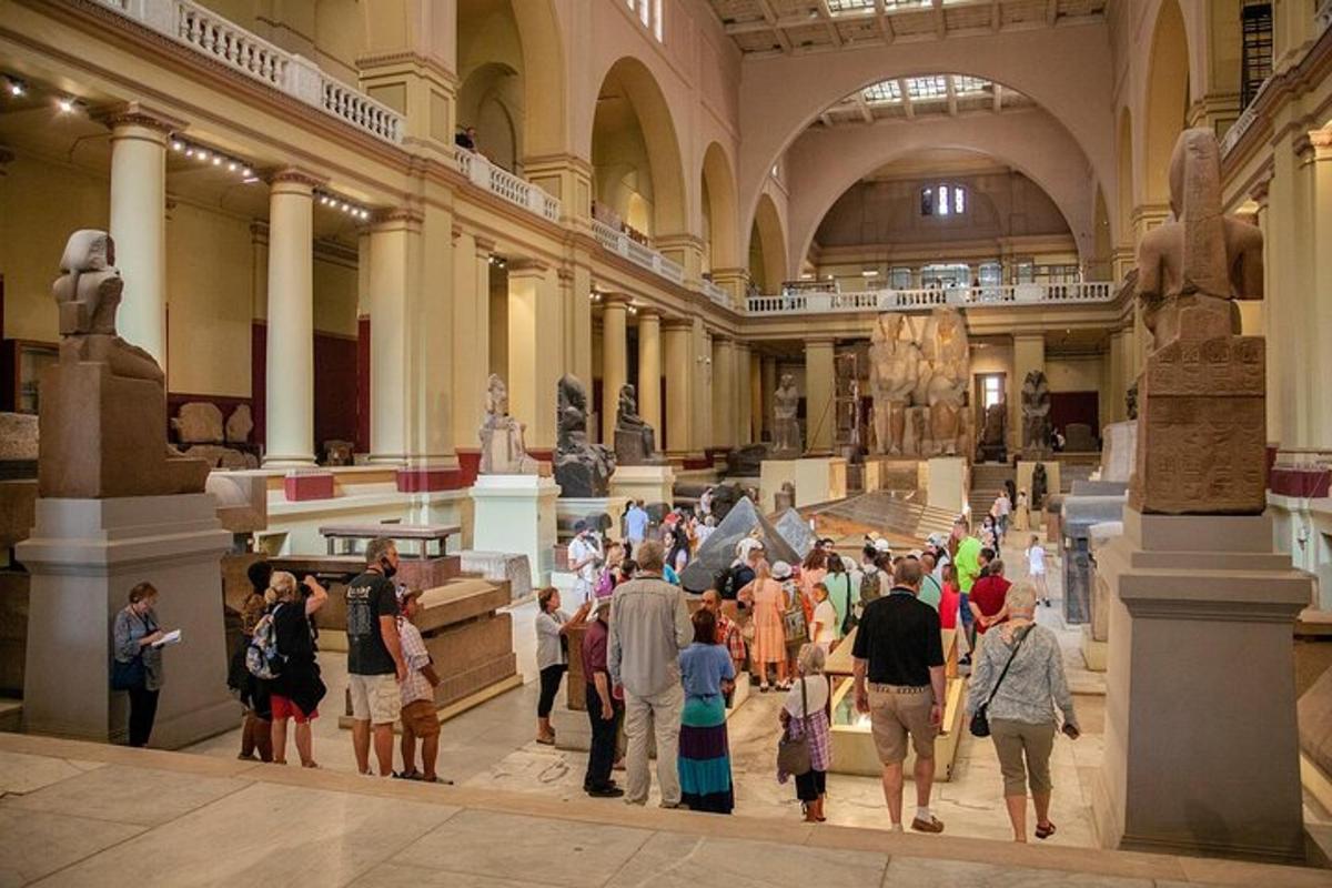 Skupina lidí procházejících se po muzeu s artefakty
