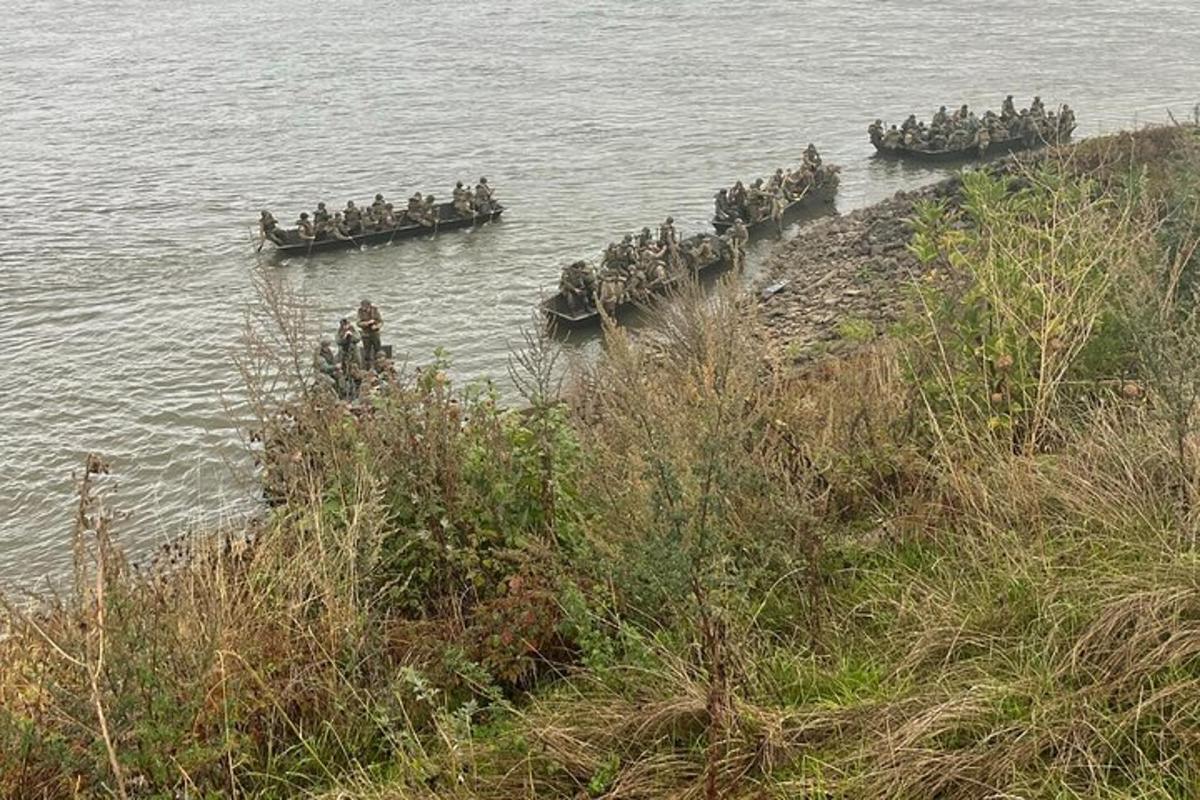 un grup de persones en barques a l'aigua