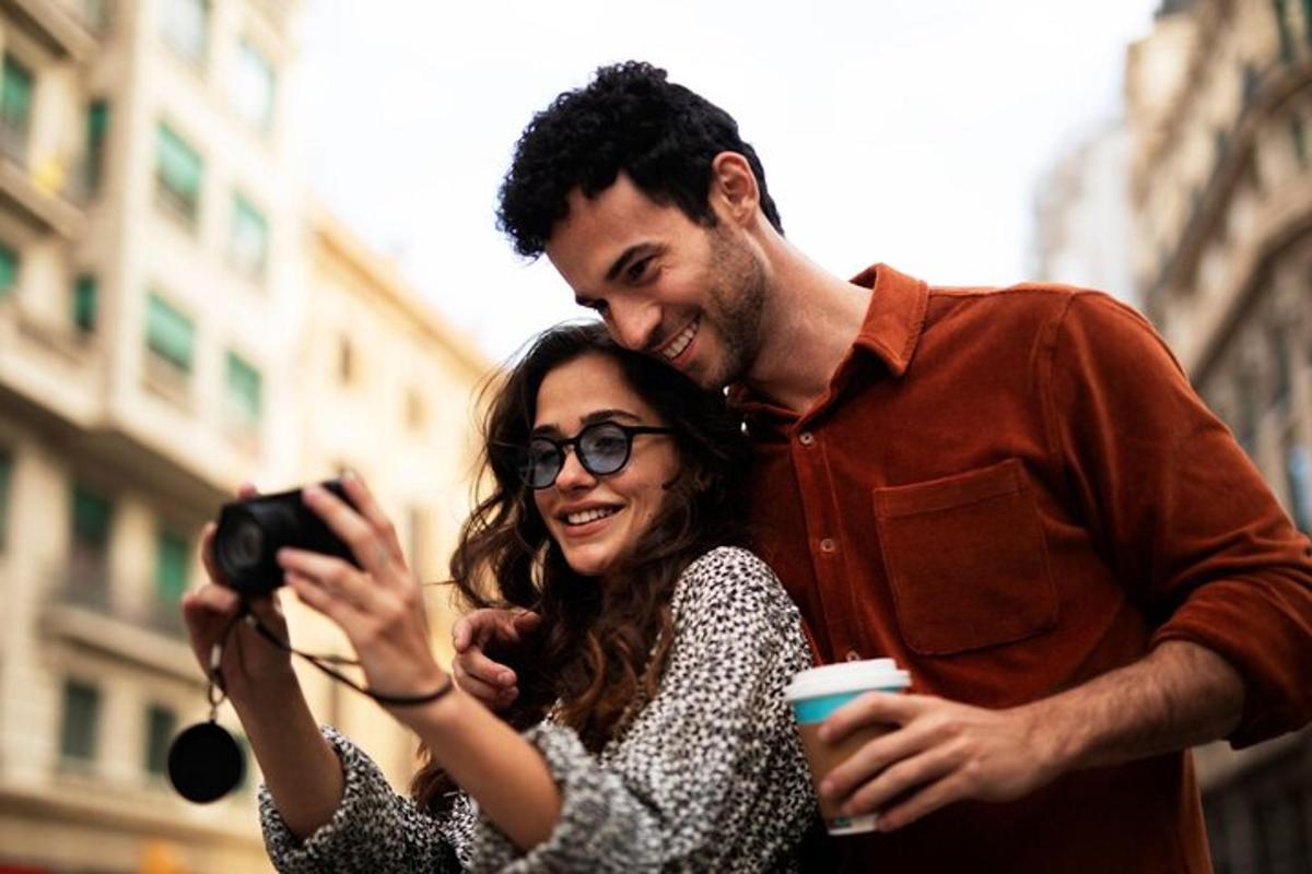 Un hombre tomando una foto de una mujer con una cámara.