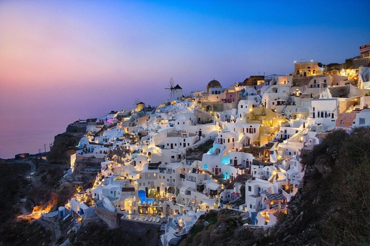 Μια ομάδα λευκών κτιρίων σε έναν λόφο τη νύχτα