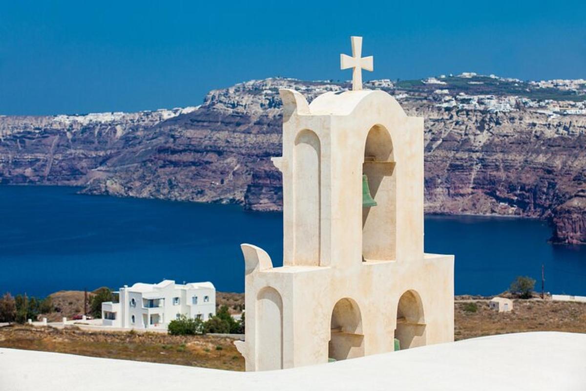 une église avec une croix au sommet d'une montagne