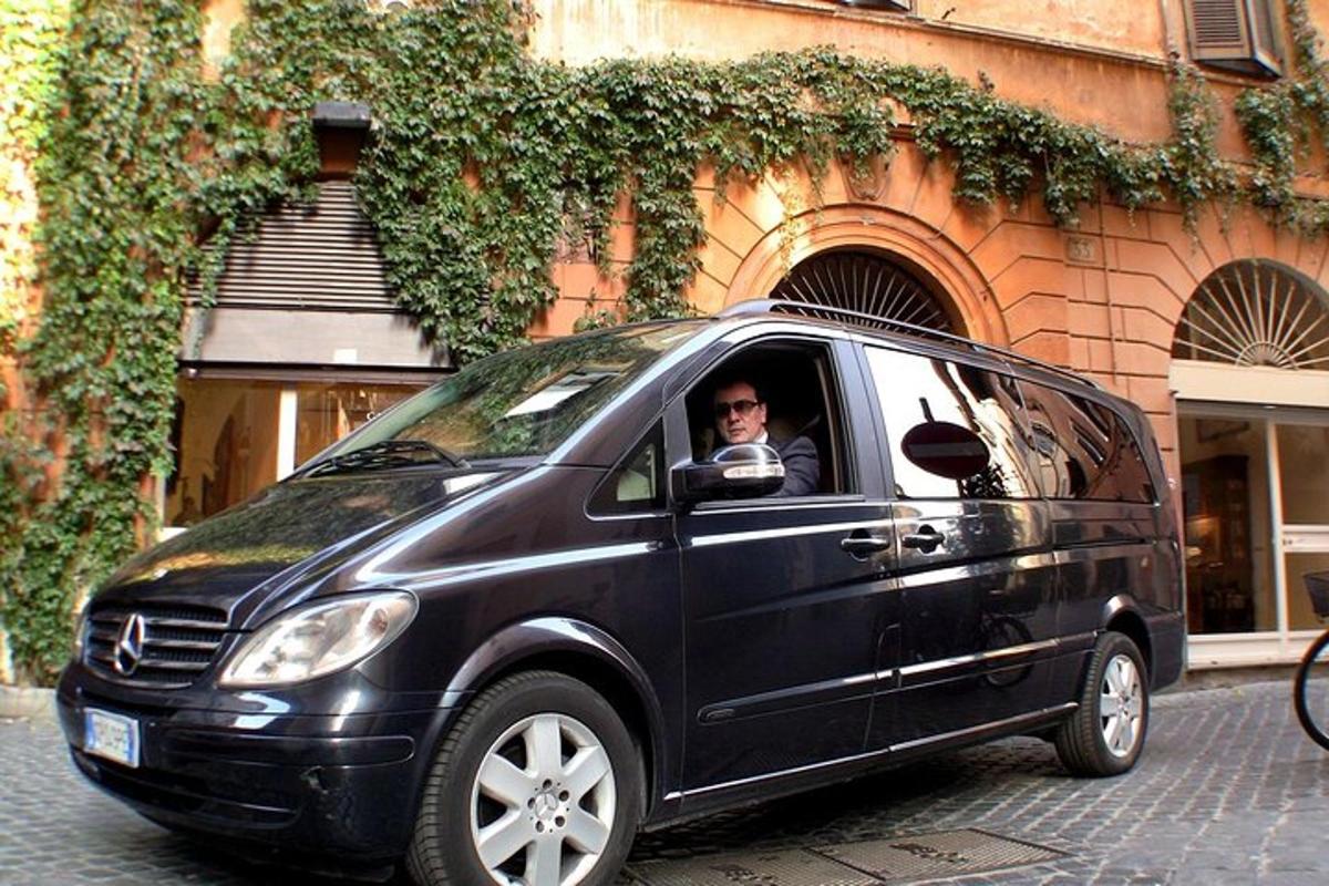 un uomo guarda fuori da un furgone nero