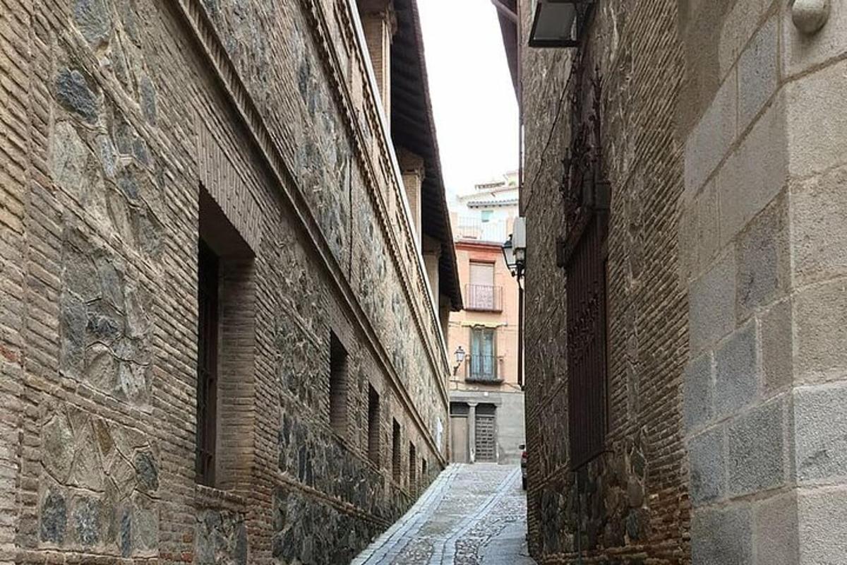 un vicolo in un edificio di mattoni con un arco