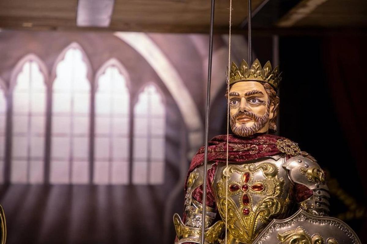 uma estátua de um deus com uma coroa na cabeça