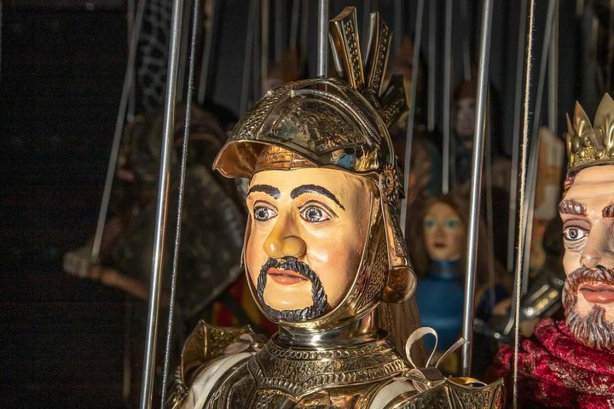 una statua di un uomo con una maschera sul volto