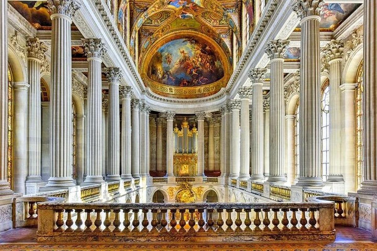a large room with a ceiling and columns in a building