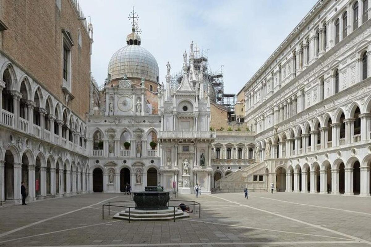 um grande edifício com uma fonte em um pátio