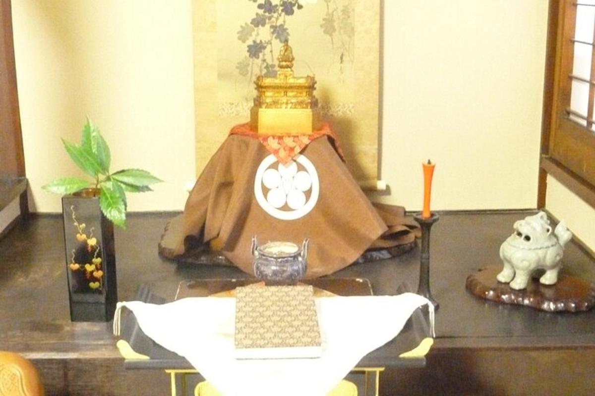 una taula amb una estàtua d'un home amb un teclat
