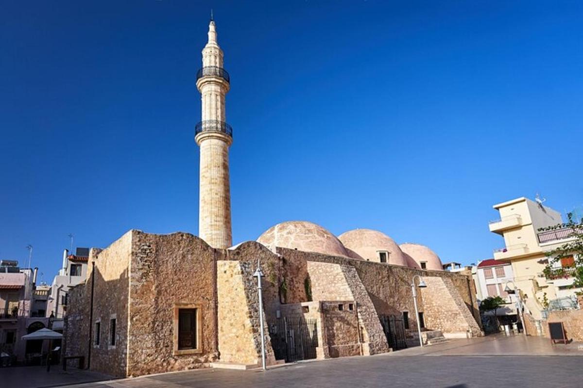 en minaret i en moské i gamlebyen